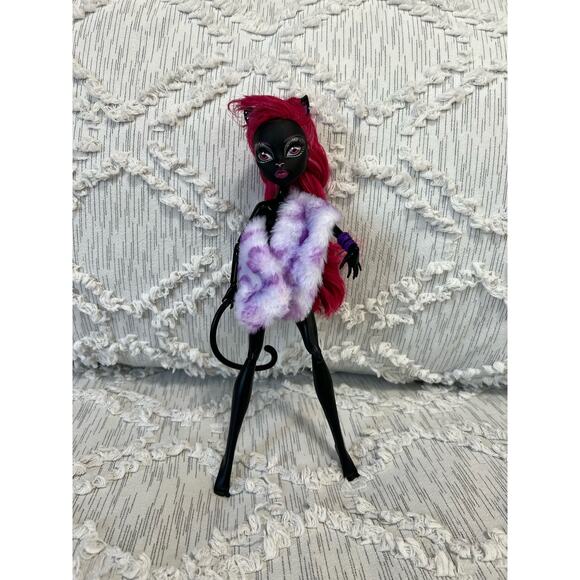 Monster High Doll Catty Noir Ghoulebrities in Londoom 2011 - Picture 2 of 6
